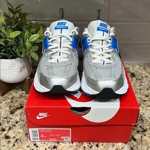 Nike Vomero 5 Silver and Blue Sneakers